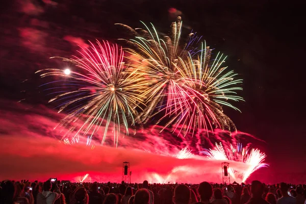 Fireworks light up the sky — Stock Photo, Image