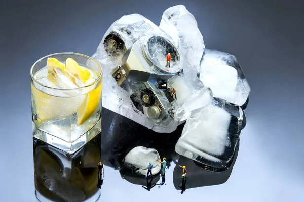 Tiny figurines crack ice to drink. The concept of cooking. — Stock Photo, Image