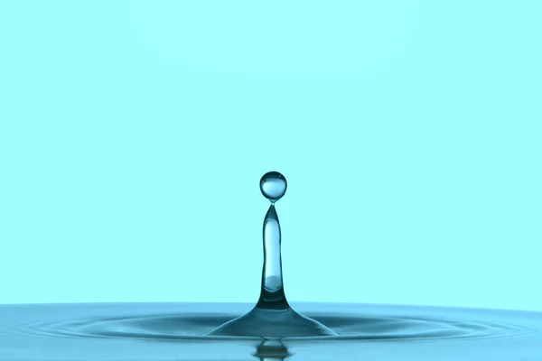 Goutte d'eau sur fond bleu — Photo