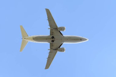Mavi gökyüzünde uçan jet uçağı.