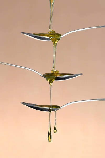 Honey flows from the teaspoon to teaspoon.