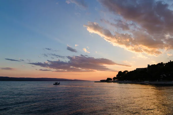 Schöner orangefarbener Sonnenuntergang in Kroatien. — Stockfoto