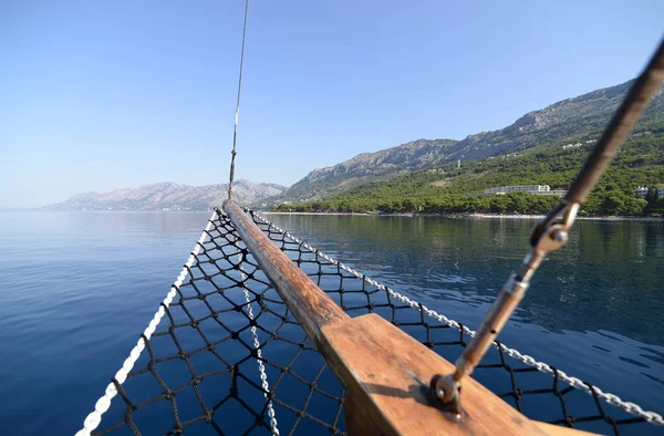 Uitzicht vanaf de boeg van het schip. Cruise. — Stockfoto