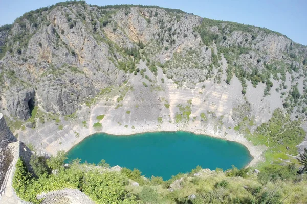 Μπλε λίμνη στον κρατήρα ενός ανενεργού ηφαιστείου στην Κροατία.. — Φωτογραφία Αρχείου