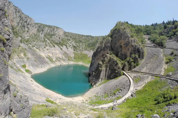 Blå sjön i kratern av en slocknad vulkan i Kroatien.. — Stockfoto