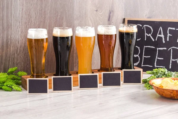 Craft Beer proeverij (houten achtergrond). — Stockfoto