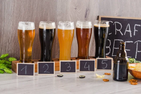 Craft Beer proeverij (houten achtergrond). — Stockfoto