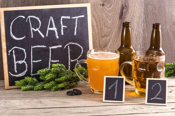 Degustazione della birra artigianale (Fondo legno ). — Foto Stock