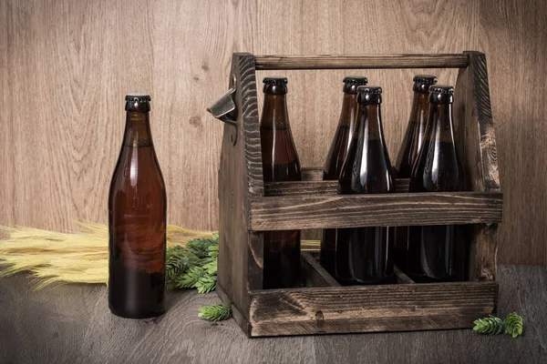 Cerveja artesanal de uma caixa de madeira . — Fotografia de Stock