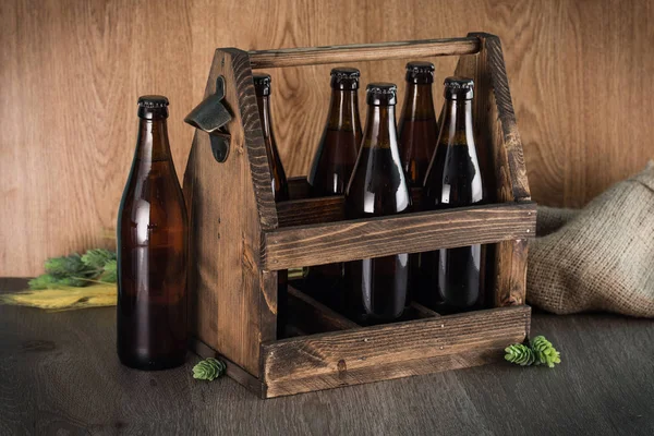 Cerveja artesanal de uma caixa de madeira . — Fotografia de Stock