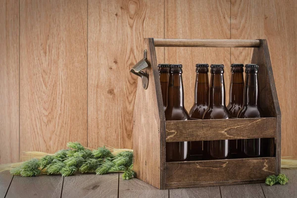 Ambachtelijke bier uit een houten doos. — Stockfoto