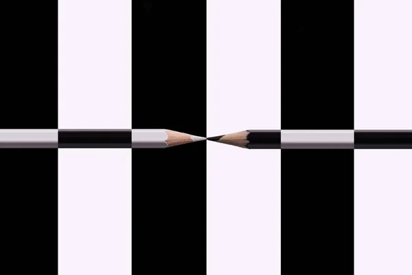 Samenstelling witte en zwarte potloden. — Stockfoto