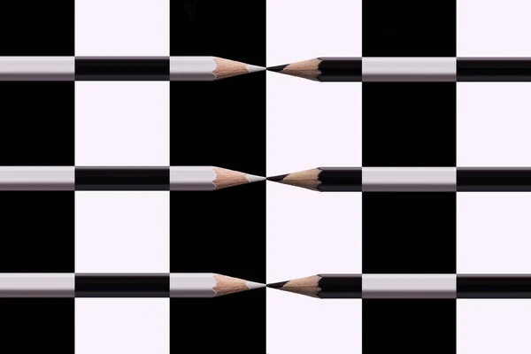 Samenstelling witte en zwarte potloden. — Stockfoto
