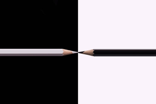 Композиция Белый и Черный карандаши
.