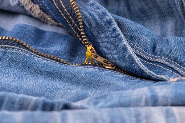 The tiny figure unzip, zip zipper jeans.