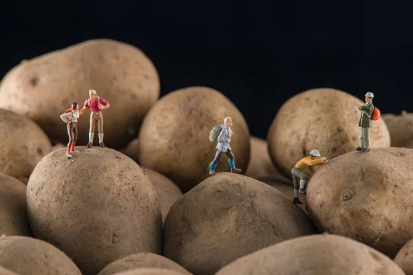 Kleine mensen klimmen de aardappelen. Het concept van de sport — Stockfoto
