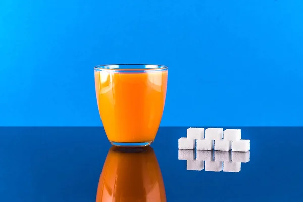 Orange, carrot juice. Comparison of sugar content — Stock Photo, Image