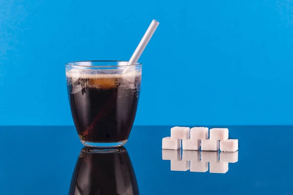 Cola, soda. Comparison of sugar content. — Stock Photo, Image