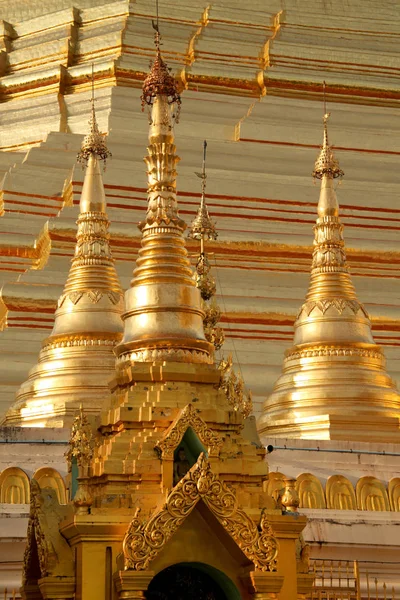 Gros plan de la pagode bouddhiste dorée ou stupa du Shwedagon Pag — Photo