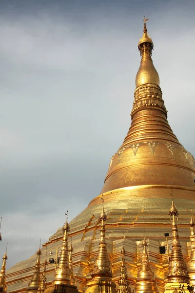 The golden buddhist pagoda or stupa of Shwedagon Pagoda, Rangún, Myanmar . — Foto de Stock
