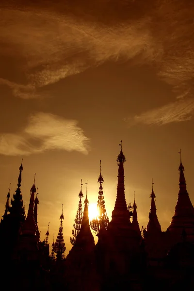 Silhouet van tempel torens van de Shwedagon pagode in de skyline, Yangon, Myanmar. — Stockfoto