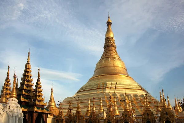 De gouden boeddhistische Pagode of stoepa van Shwedagon Pagoda, Rangoon, Myanmar. — Stockfoto