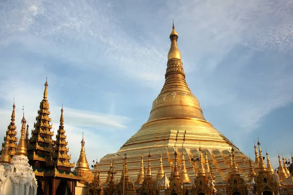 O pagode budista dourado ou stupa de Shwedagon Pagoda, Rangum, Mianmar . Fotos De Bancos De Imagens