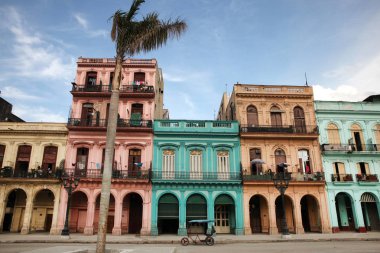 Renkli binalar ve tarihi sömürge archtiecture, Havana, Küba.