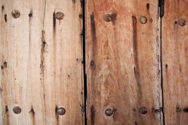 Aşınmış, yıpranmış ahşap kapı ya da güçlü ve güvenli metal çivi içinden, Cartagena, Kolombiya ile kapısı. 