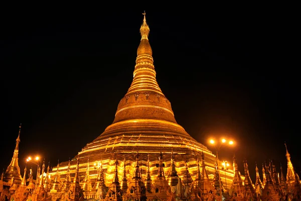 De gouden boeddhistische Pagode of stoepa van Shwedagon Pagoda's nachts — Stockfoto