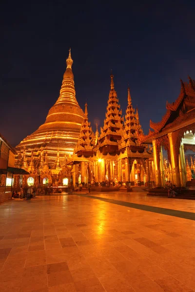 Golden buddhist pagoda or stupa of Shwedagon Pagoda, Rangún, Myanmar . — Foto de Stock