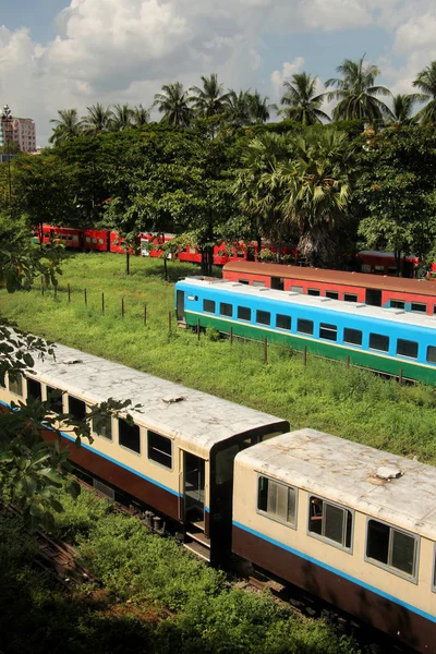 Trains from the Myanmar Railways & the Circular Railway line, Yangon Central Railway Station, Myanmar. — Stock Photo, Image