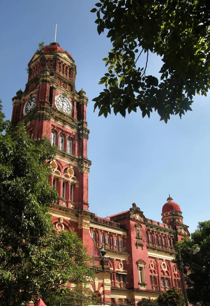 Kultovní věž s hodinami červený koloniální zděné budově bývalého nejvyššího soudu, Yangon, Myanmar. — Stock fotografie