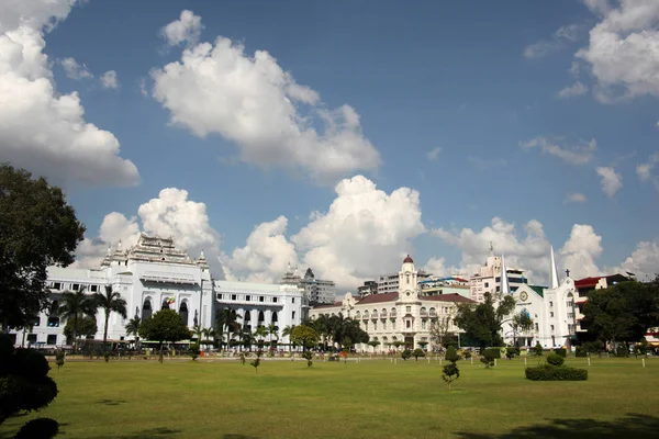 Maha Bandula Park, que está rodeado por la Iglesia Bautista de Emanuel y el Ayuntamiento de Yangon, Rangún, Myanmar . — Foto de Stock