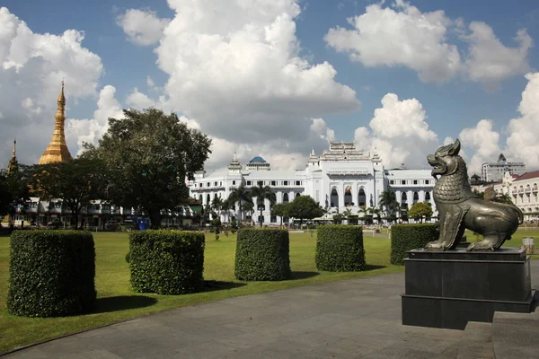Maha Bandula Park, que está rodeado por Sule Pagoda, y el Ayuntamiento de Yangon, Rangún, Myanmar . — Foto de Stock