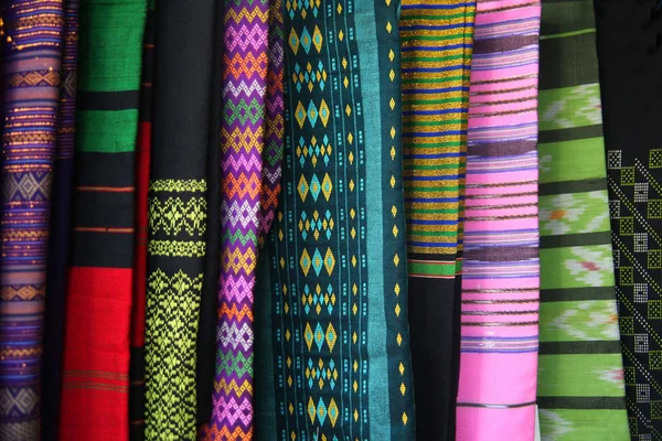 Traditionella kvinnans kläder gjorda av färgglada sidentyg, Yangon, Myanmar. — Stockfoto