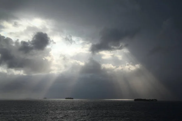 Φως του ήλιου λάμπει μέσα από τα σύννεφα για το San Blas νησιά, Παναμάς, Καραϊβική. — Φωτογραφία Αρχείου