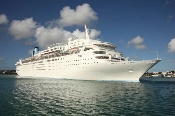 Traditional cruise ship in the harbor of St John's, Antigua, Caribbean. — Stock Photo, Image