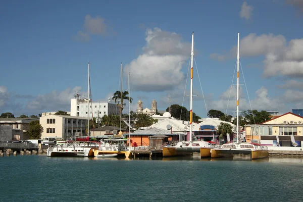 Port av St John's i den karibiska ön Antigua, med den staden & katedralen i bakgrunden. — Stockfoto