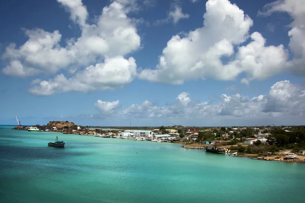 Blå himmel & turkost vatten. Cruising ur den port av St John's, Antigua på en vacker dag, Caribbean. — Stockfoto