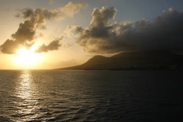 Pôr do sol sobre a ilha de São Cristóvão, com belas reflexões sobre o oceano, Caribe . — Fotografia de Stock