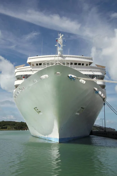 Large white cruise ship docked in the port with looking directly towards the ships bow, Caribbean. — Stock Photo, Image