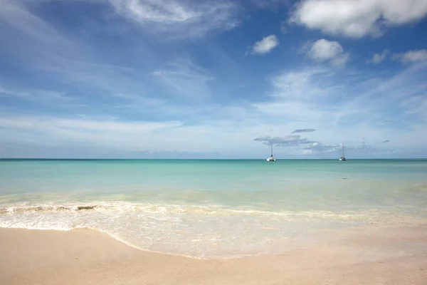 Fuera al mar con una vista sobre una hermosa playa en Antigua, Caribe . — Foto de Stock