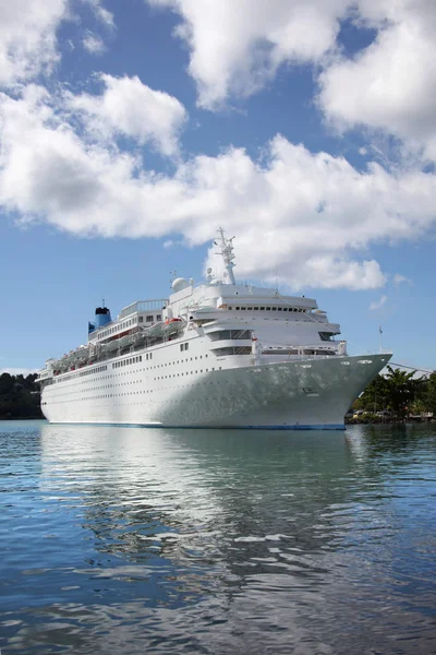 Büyük beyaz yolcu gemisi Castries, Saint Lucia, Karayipler'de demirledi. — Stok fotoğraf