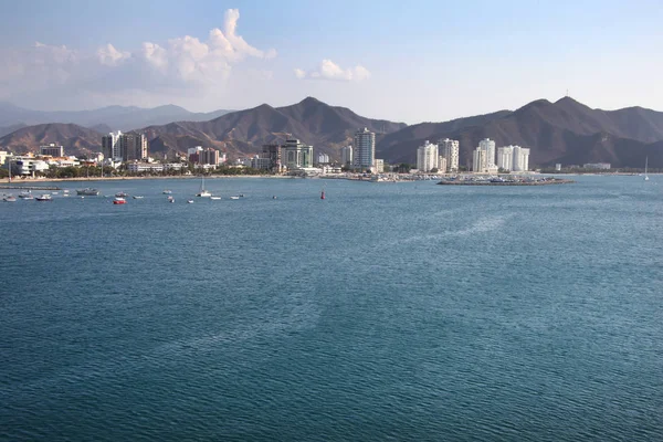 Karaibskie wybrzeże od morza pokazuje panoramę miasta Santa Marta, Colombia. — Zdjęcie stockowe