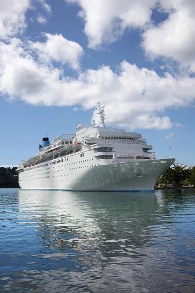 Grande navio de cruzeiro branco atracado em Castries, Santa Lúcia, Caribe . Fotos De Bancos De Imagens