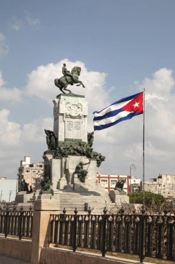 Genel Maximo Gomez heykeli ile uçan, Havana, Küba Küba bayrağı.