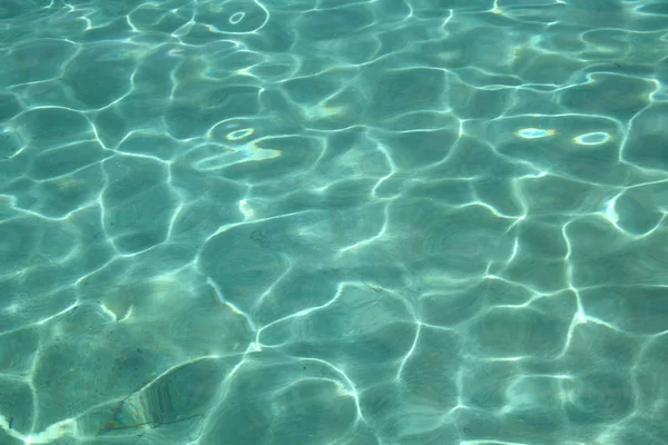 Tropical truquoise blue water with the light reflecting over the sand on the ocean floor, Caribbean. — Stock Photo, Image