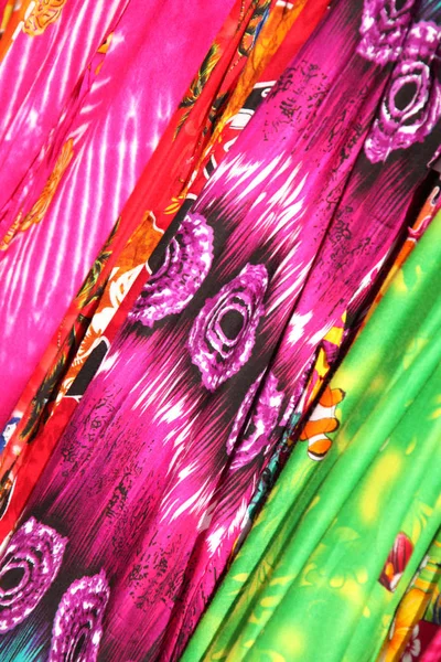 Tejidos impresos de colores brillantes con un estilo de playa caribeño . — Foto de Stock