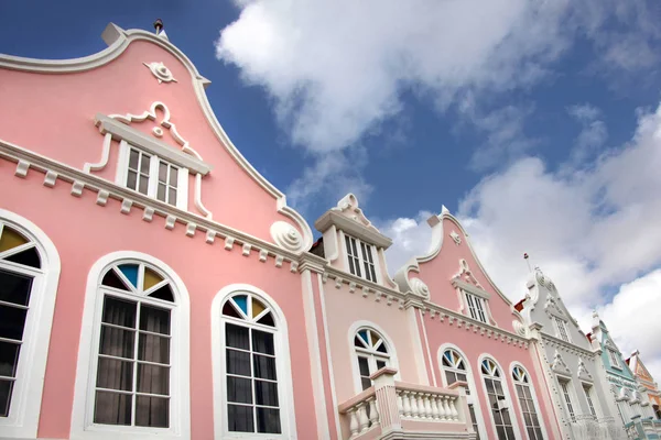 Typische pastel geschilderd architectuur van Aruba, Curacao & Bonaire, Caribisch gebied. — Stockfoto